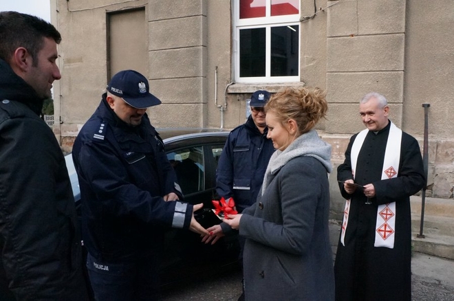 Nowy nieoznakowany radiowóz w Pszowie, Policja