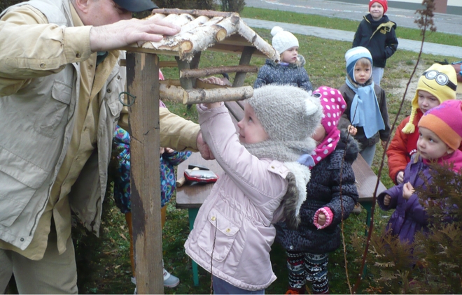 Przy każdym wodzisławskim przedszkolu pojawiły się karmniki dla ptaków, UM Wodzisławia